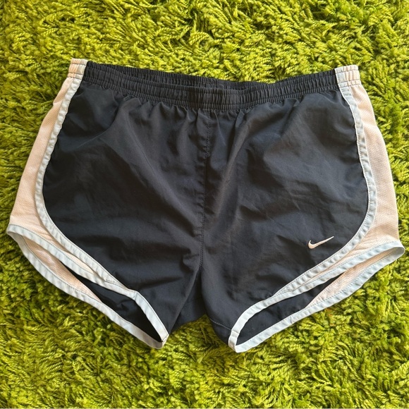 Nike Black and White Athletic Shorts Lightweight Breathable - Picture 1 of 2